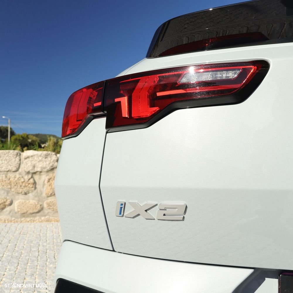 BMW iX2 eDrive20 Pack Desportivo M - 14