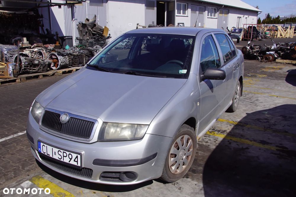 Auto na części - Skoda Fabia I Lift 1.2 12V 64 KM AZQ GSB LF7T 2005R Silnik Skrzynia Drzwi Maska Błotnik Zderzak Klapa Lampa Lusterko Klamka Szyba Deska Kokpit Sterownik Moduł Czujnik Licznik Panel Kierownica - 1