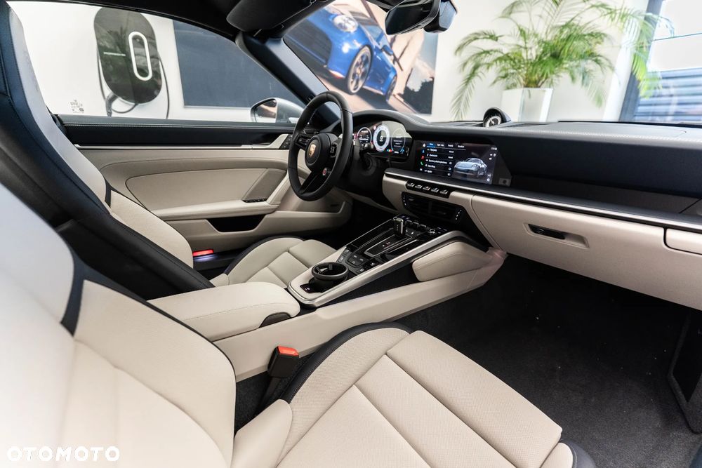 Porsche 911 Carrera 4S - 12