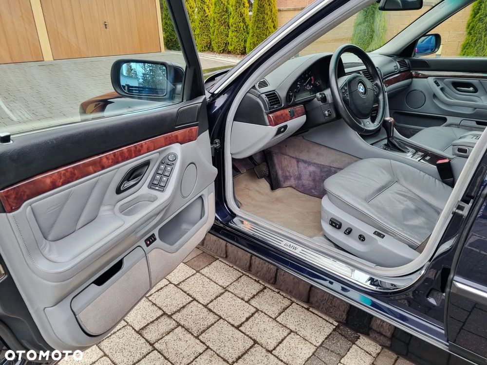 BMW Seria 7 750i - 6