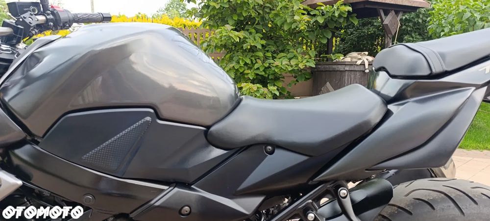 Suzuki GSR - 35