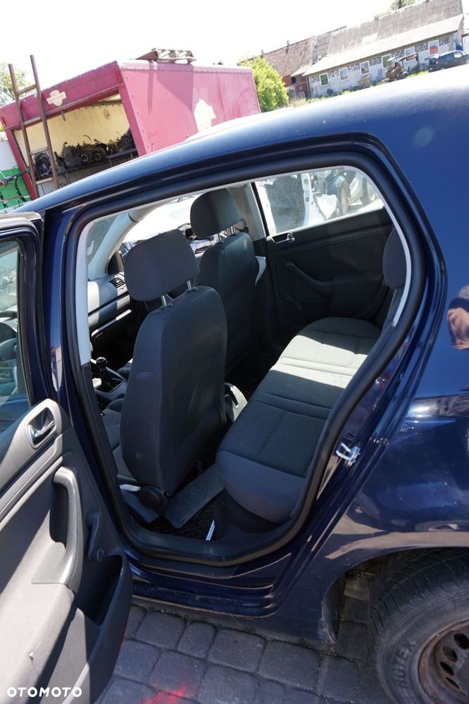 VOLKSWAGEN GOLF V 5D HB 2005 LA5G 1.6 8V BGU 102KM FVH SREBRNY na części - 17
