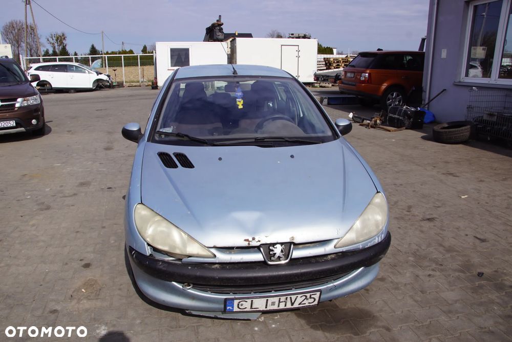 Auto na części - Peugeot 206 1.1 60 KM HFX 20CP08 EYL 2002R Silnik Skrzynia Drzwi Błotnik Klapa Zderzak Lampa Lusterko Klamka Szyba Deska Kokpit Sterownik Moduł Czujnik Licznik Panel Kierownica - 2