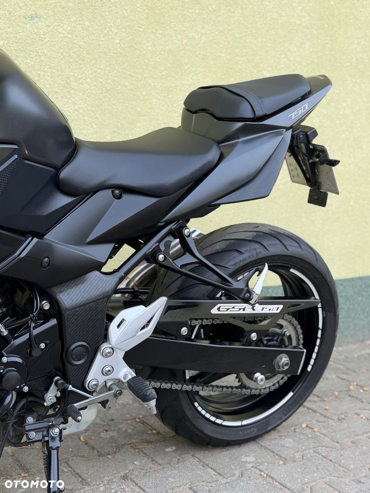 Suzuki GSR - 32