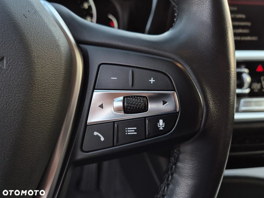 BMW Seria 3 330i Sport Line - 32