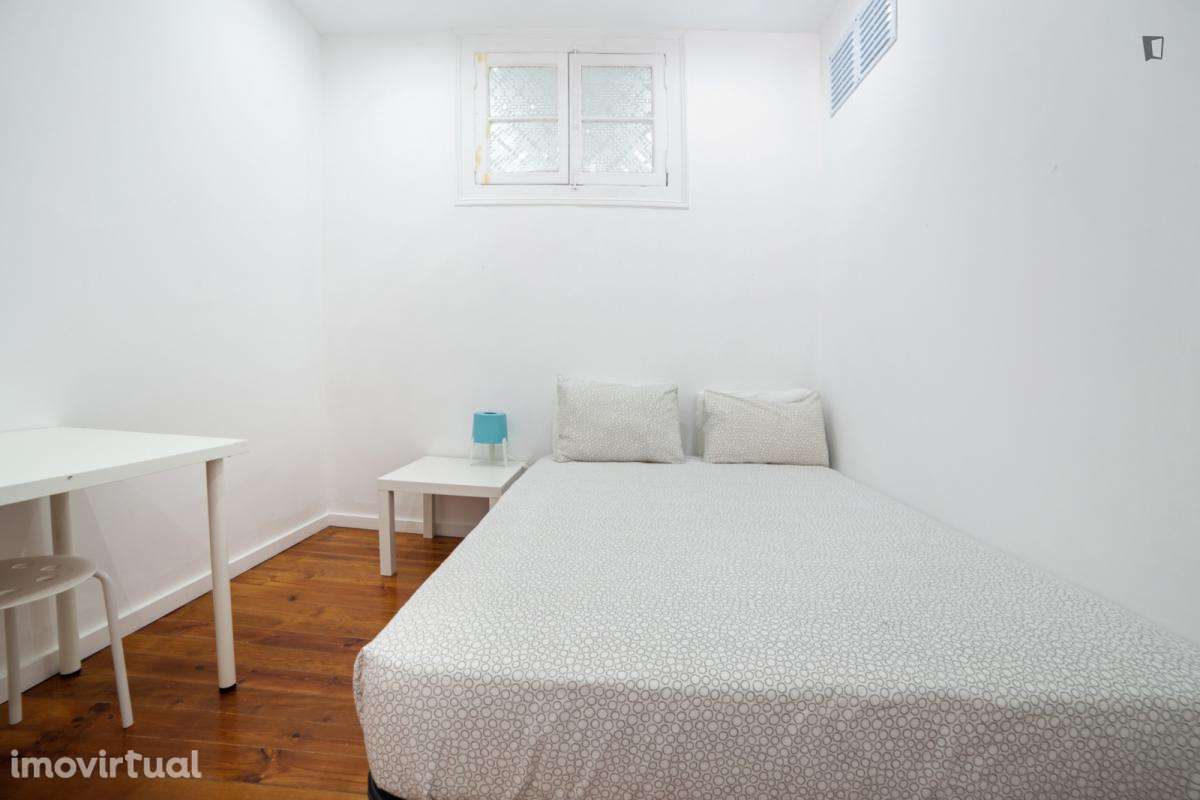 Quarto - localizado em Anjos Lisbon - Grande imagem: 3/17