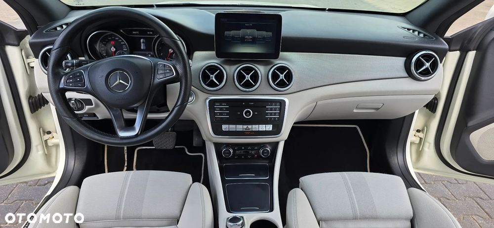 Mercedes-Benz CLA 200 7G-DCT Urban - 5