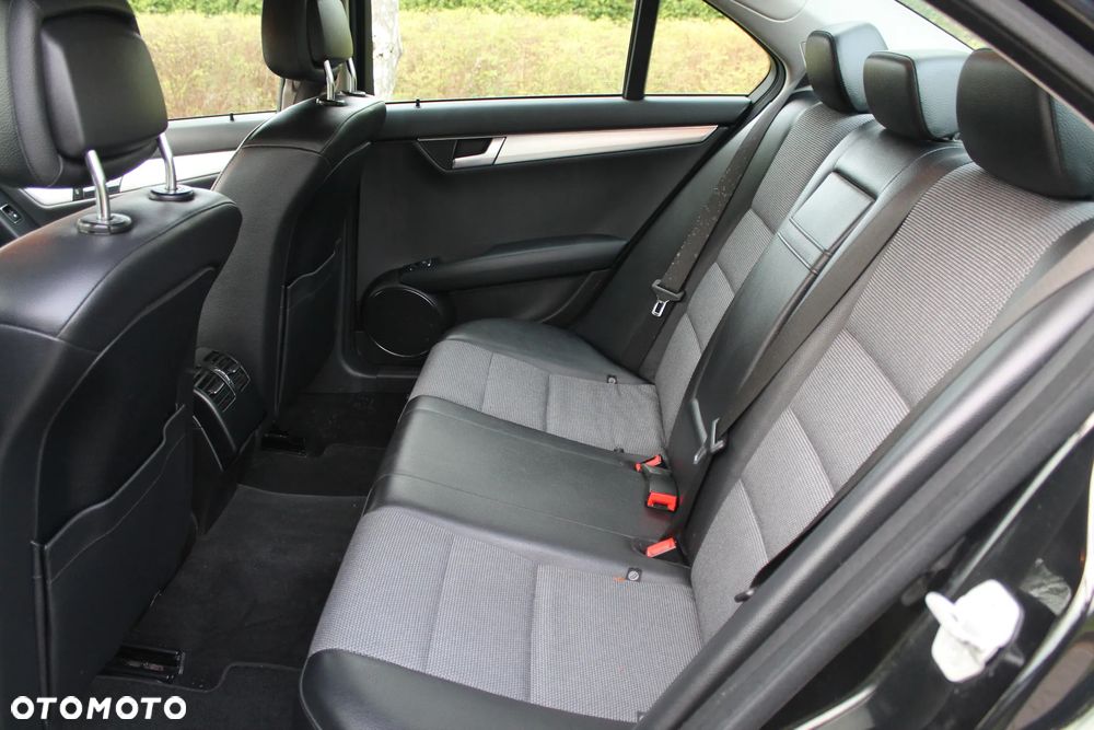 Mercedes-Benz Klasa C 180 CDI DPF (BlueEFFICIENCY) 7G-TRONIC Avantgarde - 29