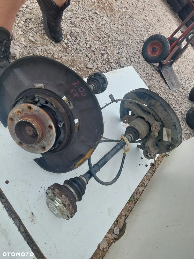 BMW E90 E91 E92 330 X-drive 3.0 D PÓŁOŚ PRAWA LEWA PIASTA TYLNA 7533452 7533453 - 1