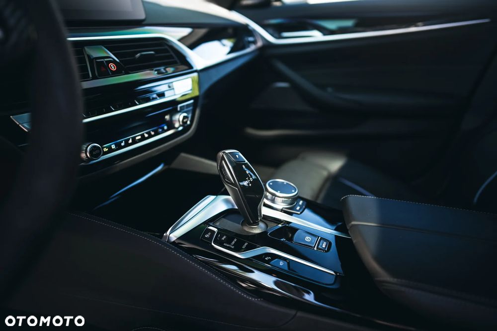 BMW Seria 5 M550i xDrive sport - 18