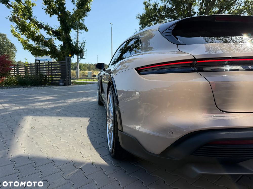 Porsche Taycan Turbo S - 12