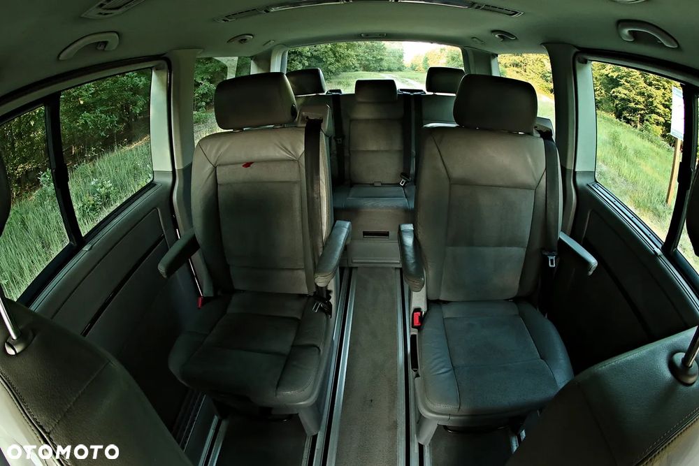 Volkswagen Multivan - 11