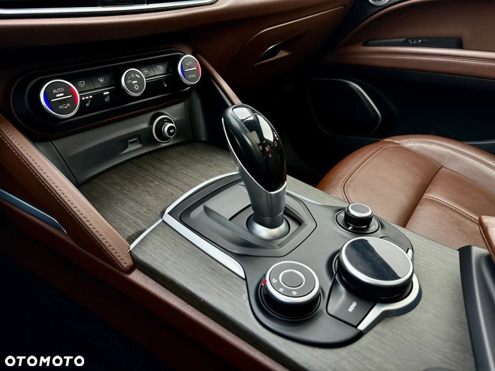 Alfa Romeo Stelvio 2.0 Turbo 16V AT8-Q4 Veloce Ti - 11