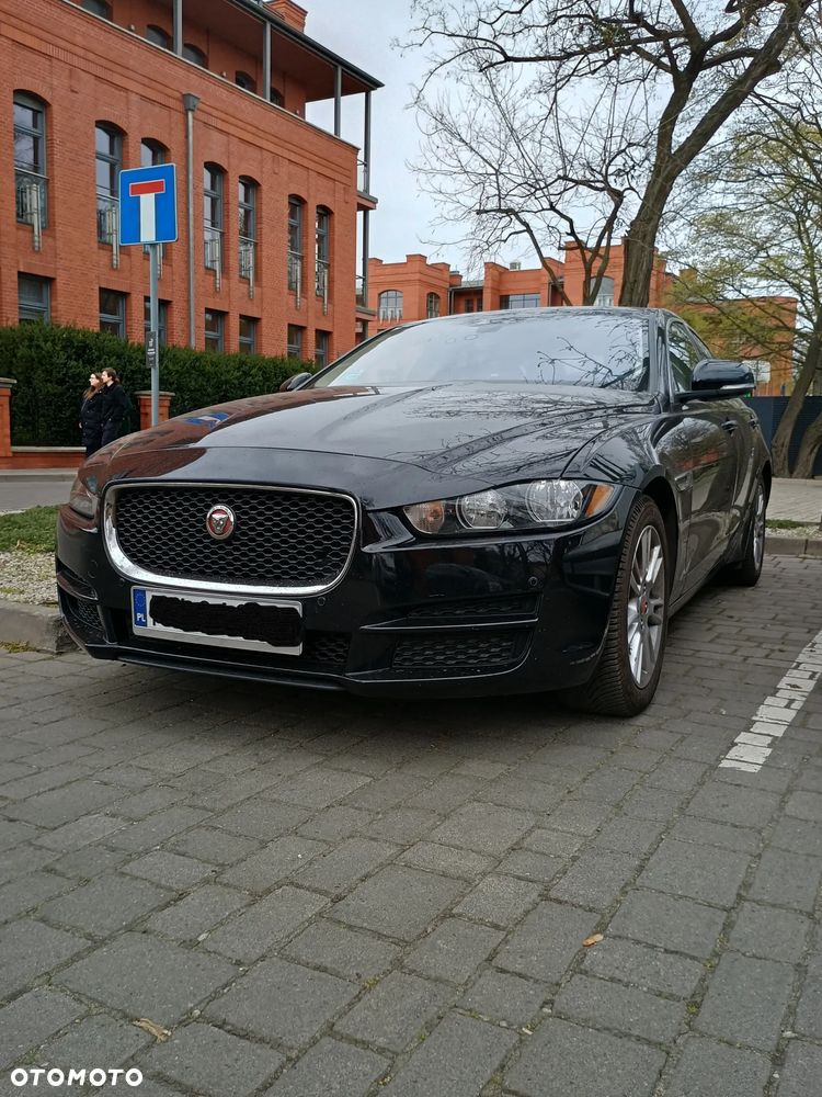 Jaguar XE 25t AWD Portfolio - 2