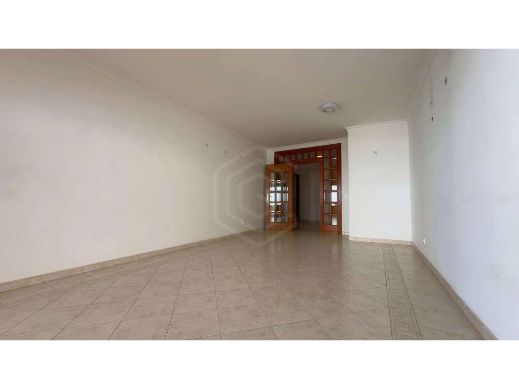 Apartamento T1 - Elegância, Luz Natural e Localização Premium no Co... - Grande imagem: 2/26