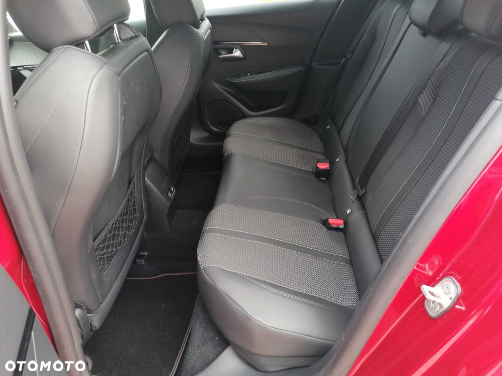 Peugeot 208 - 8