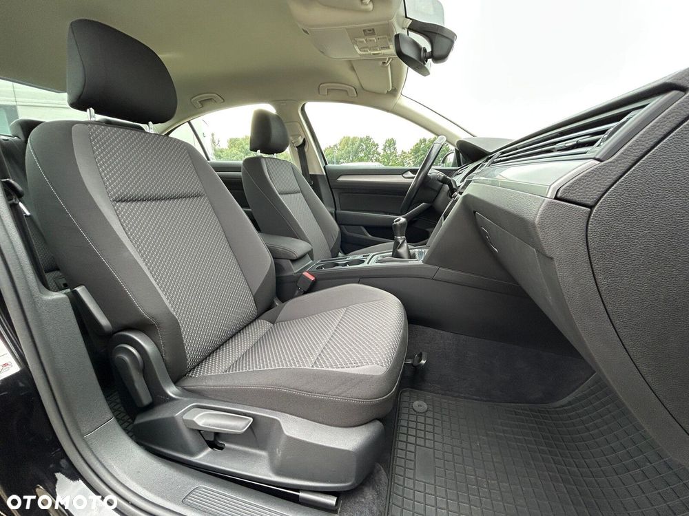 Volkswagen Passat 2.0 TDI SCR Trendline - 18