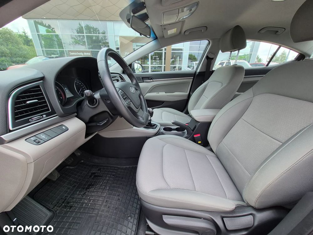 Hyundai Elantra 1.6 Comfort - 13