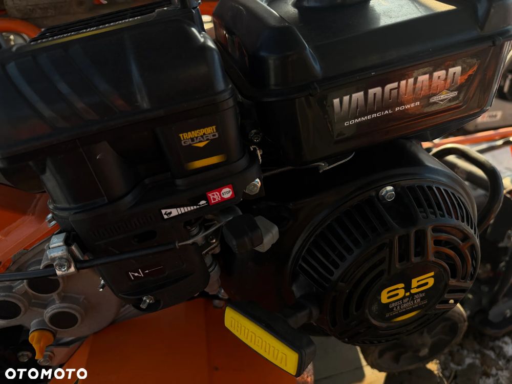 Husqvarna Glebogryzarka Kultywator BENASSI. Włoska Oryginalna Maszyna sprowadzona z Norwegii. Silnik Honda lub BRIGGS VANGUARD. 7km lub 5,5km . Szerokość rob. 80cm. 3 biegi pracy. To nie jest chińczyk!! Prawdziwy kultywator Przemysłowy koszt nowego około 10 tysięcy złotych. Okazja  cena zimowa wyprzedaż!! - 19
