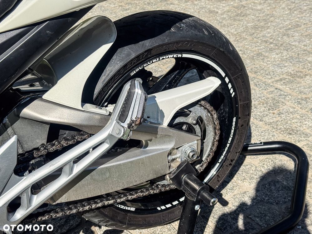 Suzuki GSR - 14