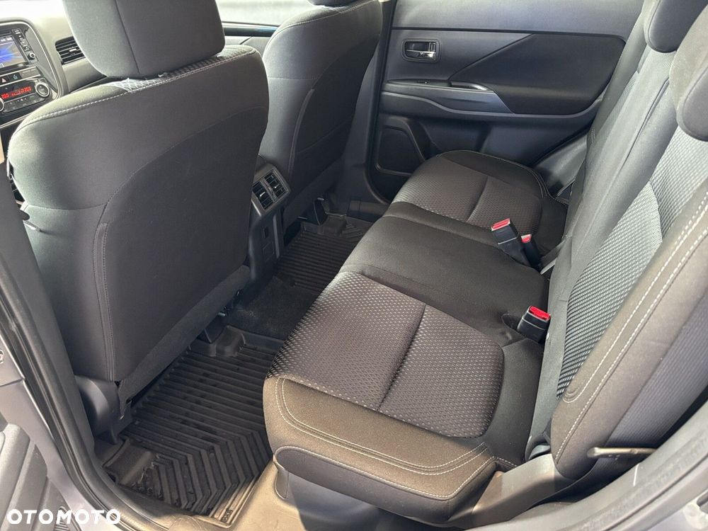 Mitsubishi Outlander - 40