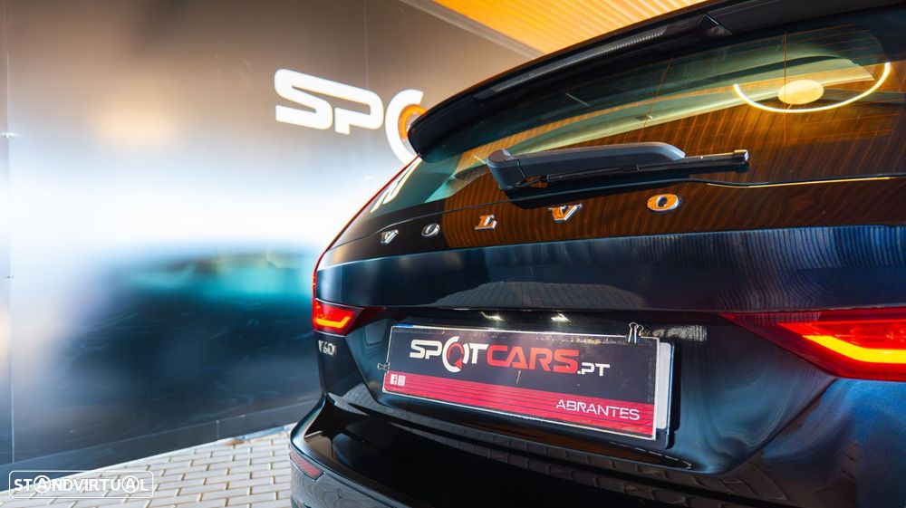 Volvo V60 2.0 D4 Momentum Geartronic - 32