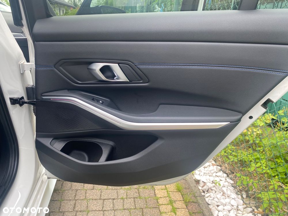 BMW Seria 3 320i xDrive M Sport - 32