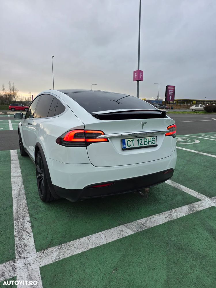 Tesla Model X - 9