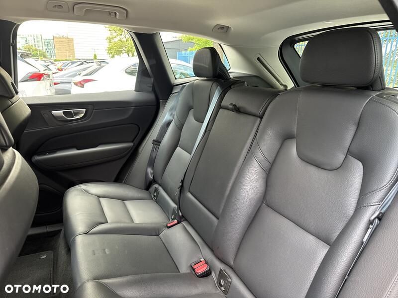 Volvo XC 60 B4 B Plus Dark - 17