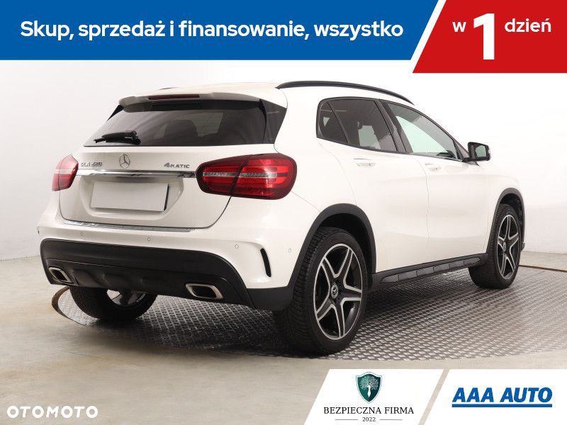 Mercedes-Benz GLA - 7