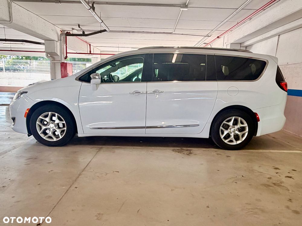 Chrysler Pacifica - 5