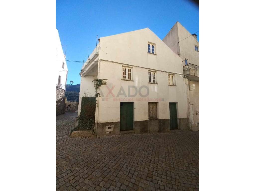 Moradia para remodelar na aldeia do Sabugueiro / Serra da Estrela. ... - Grande imagem: 2/39