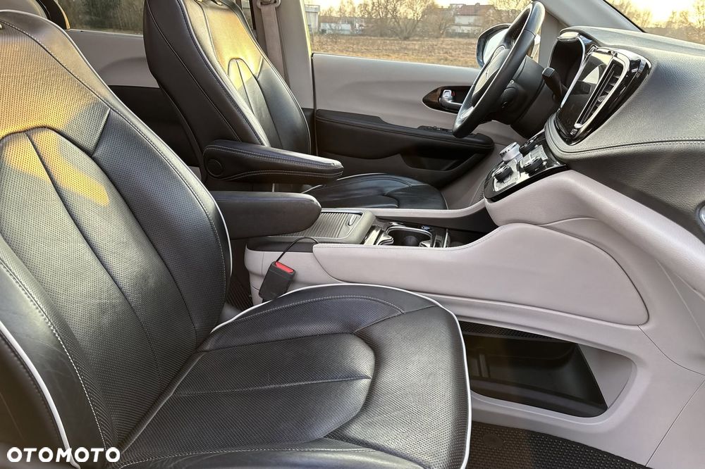 Chrysler Pacifica - 7