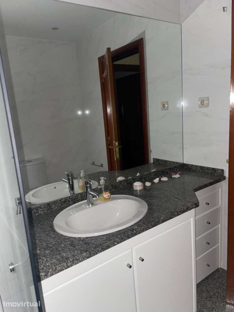 Quarto - localizado em Vermoim Porto - Grande imagem: 3/18