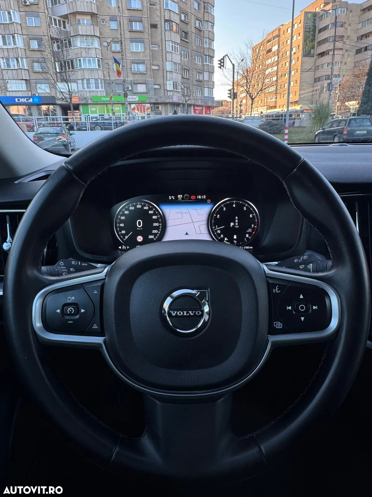 Volvo V60 B3 B DKG Momentum - 17
