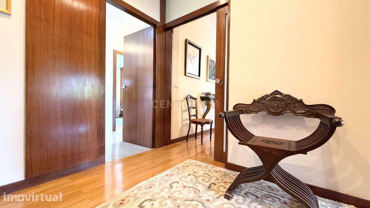 Apartamento T4 com Vista Panorâmica em Lordelo do Ouro - Grande imagem: 3/31