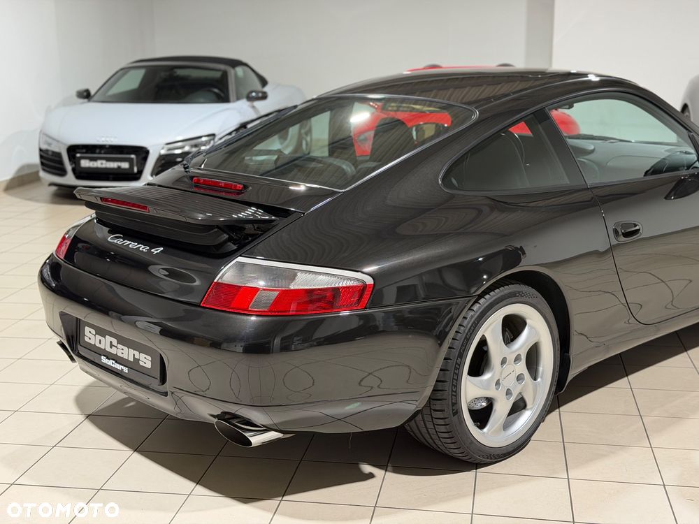 Porsche 911 Carrera 4 - 13