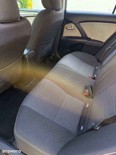 Toyota Avensis - 8