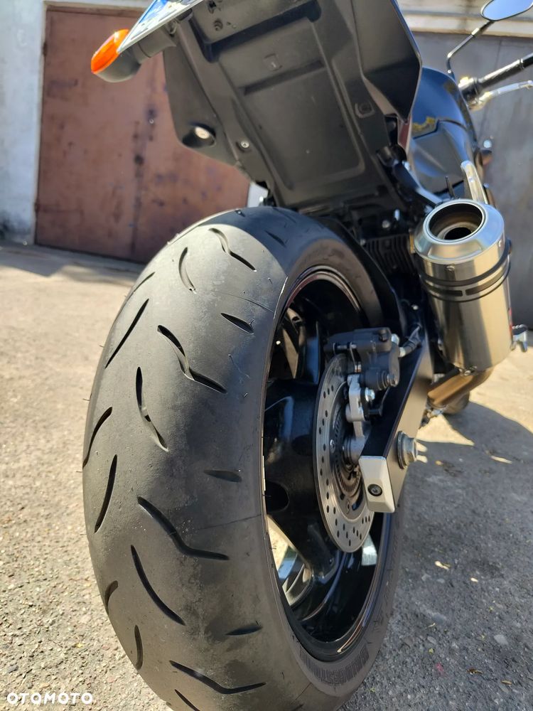Suzuki GSR - 6