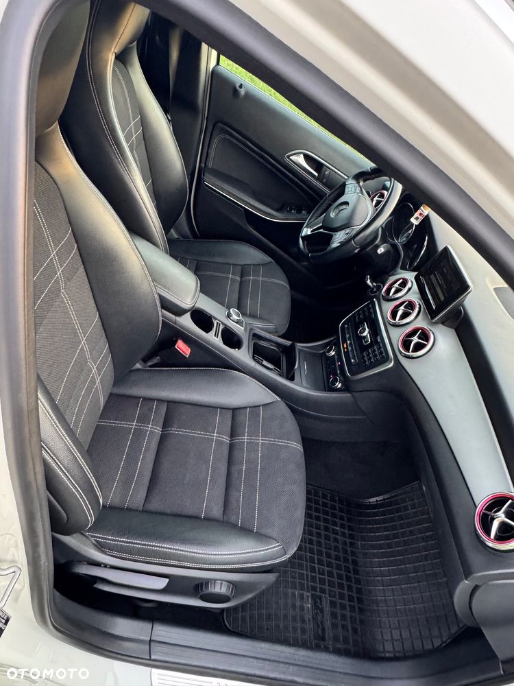 Mercedes-Benz GLA 200 7G-DCT SCORE - 20