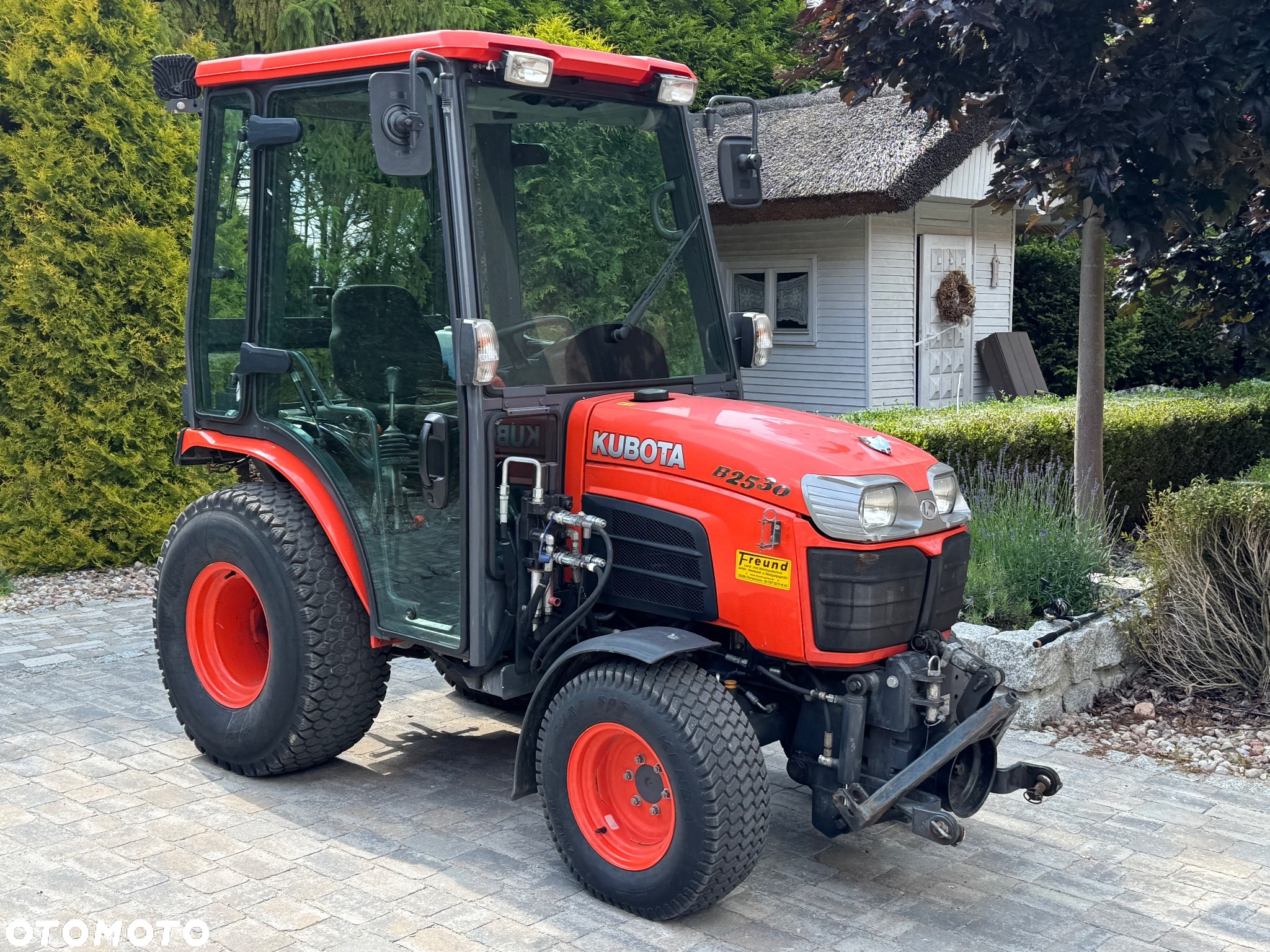 Kubota B 2530 - B5 4x4 Ciągnik Sadowniczy Pełne wyposażenie wszystkie przyłącza Klima Stan Unikatowy Nowy - 3