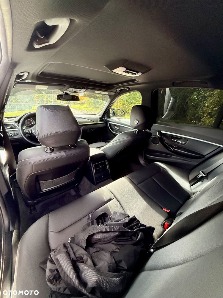 BMW Seria 3 330i M Sport - 24