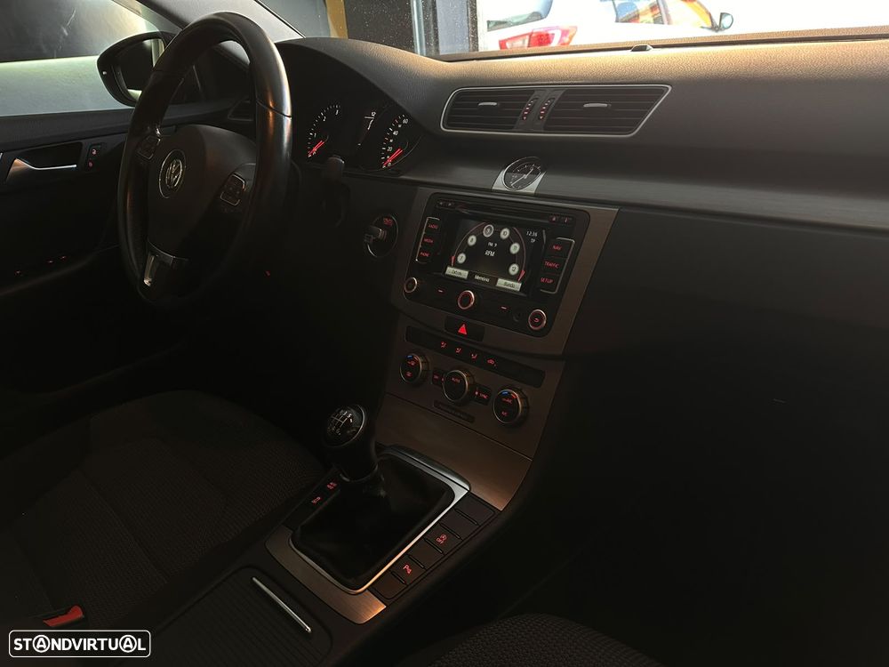 VW Passat Variant 1.6 TDI BlueMotion Comfortline - 23