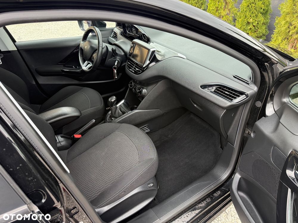 Peugeot 208 - 35