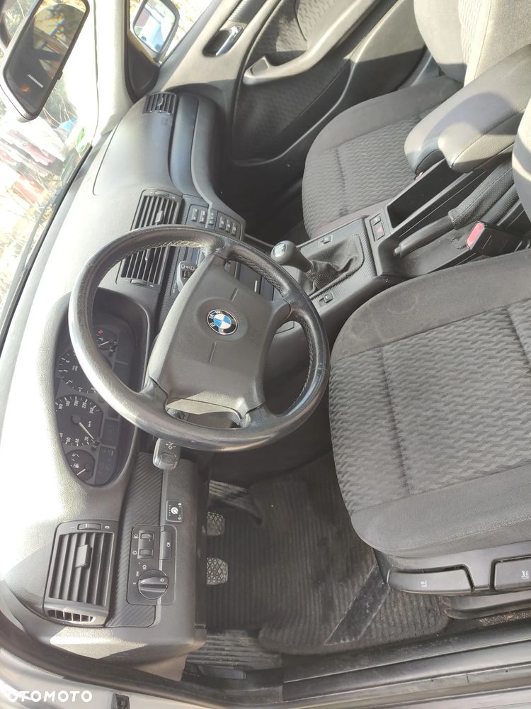 BMW Seria 3 318i - 10