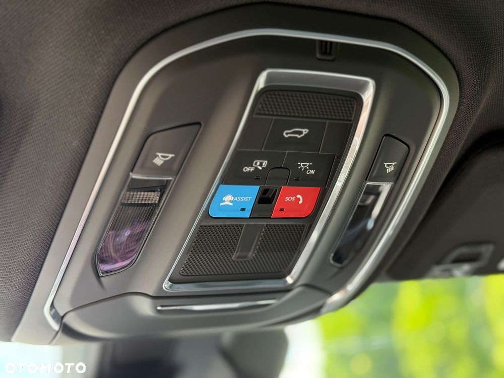 Jeep Grand Cherokee - 32