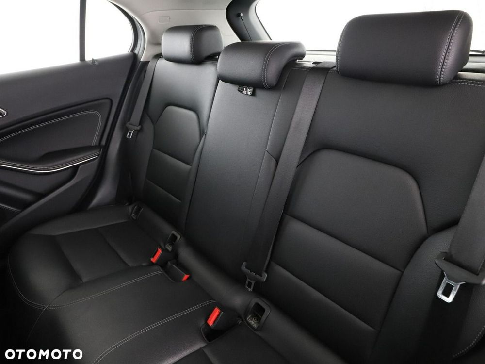 Mercedes-Benz GLA 180 Urban - 18