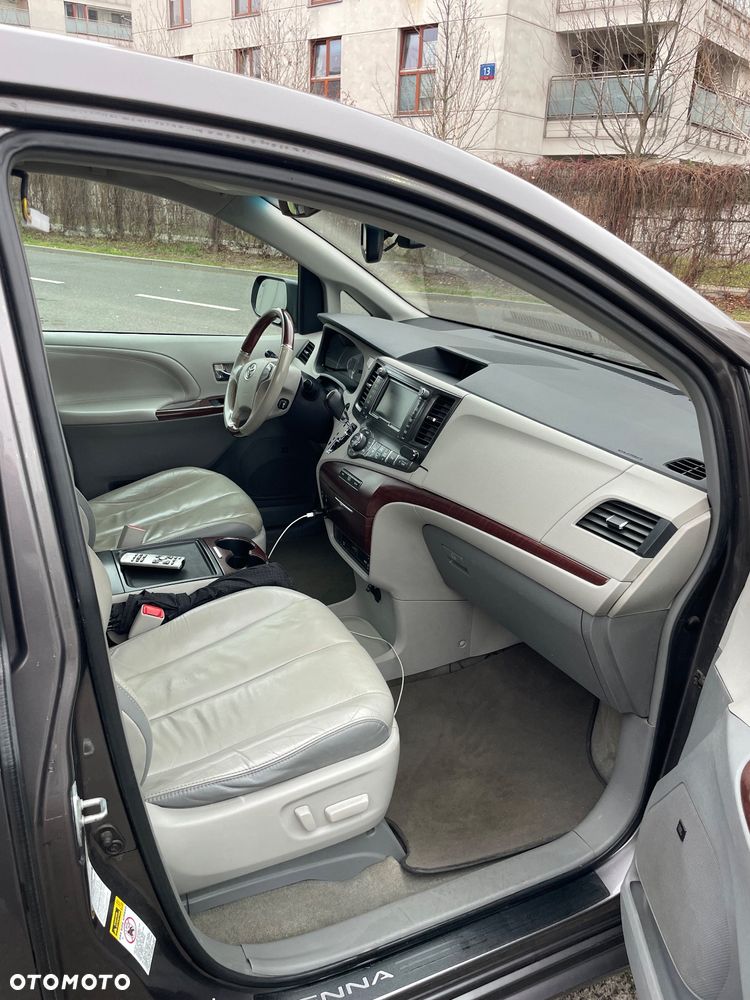 Toyota Sienna 3.5 XLE AWD - 13