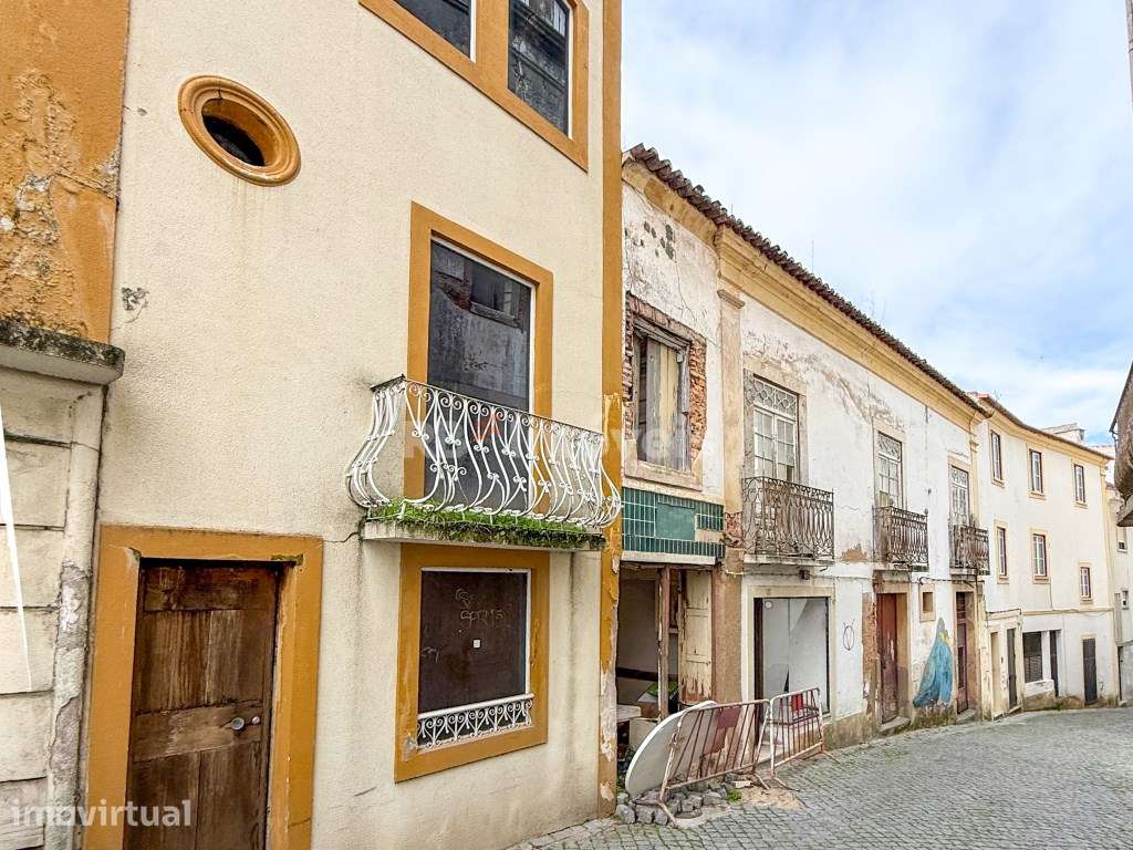 Prédio p/ Recuperar - Centro Histórico de Abrantes - Grande imagem: 3/12