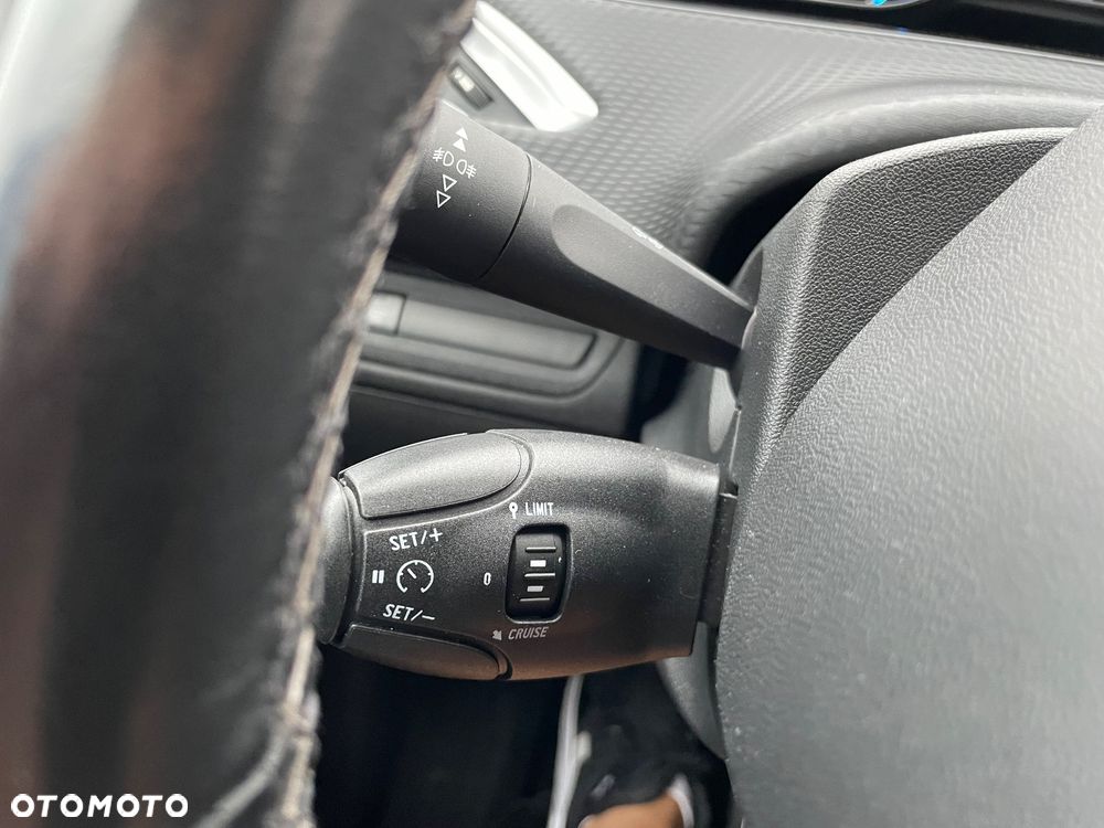 Peugeot 2008 1.2 Pure Tech Allure S&S - 23